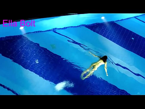 ❤️ मी पाहणे थांबवू शकत नाही, तरुण गोरा ELLA BOLT रिसॉर्ट पूलमध्ये नग्न पोहताना पकडला गेला ️❌ आमच्याकडे ❌️